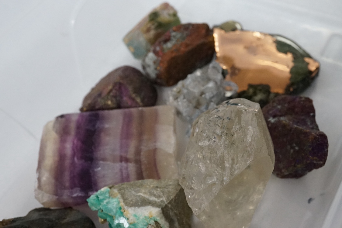 A group of assorted geodes to include fluorite, copper ore and tourmaline. Condition - fair